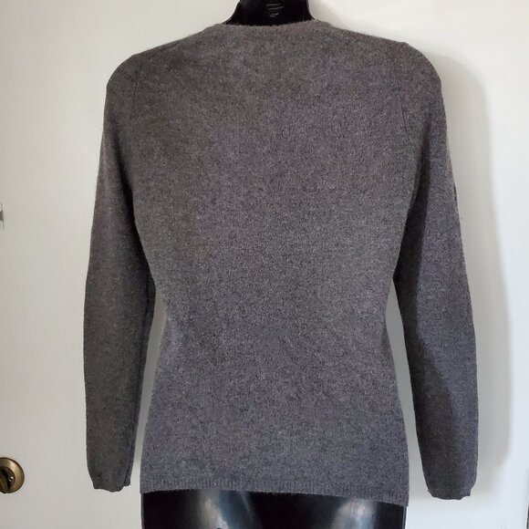 2-Ply Cashmere Sweater Classic Gray V-Neck Pullover Only Mine Sz S Old Money - Picture 2 of 7